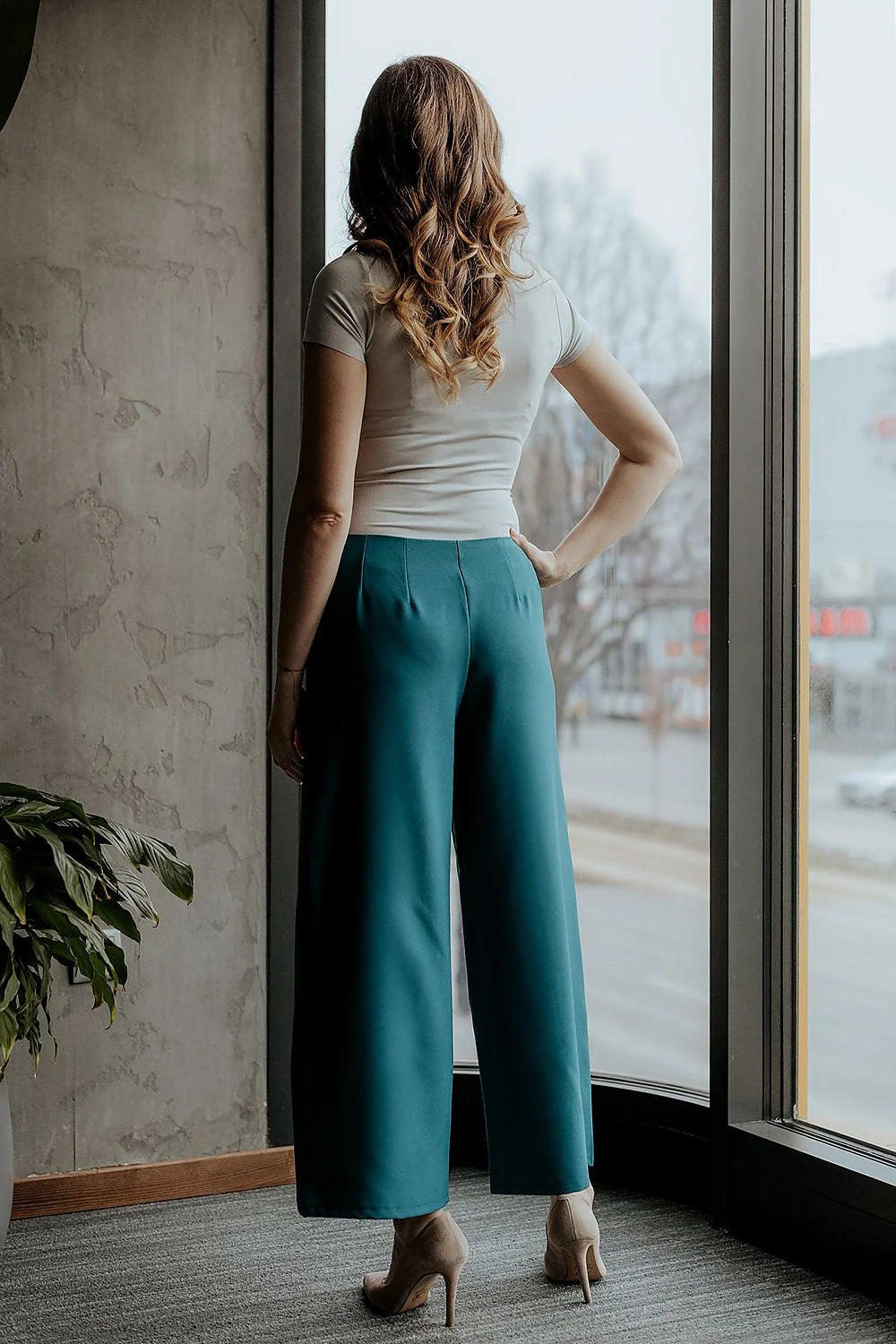 Pantalon femme Tessita 7/8 jambes larges fermeture éclair décorative couleur canard bleu polyester elasthanne taille ajustable occasion professionnelle semi-formelle