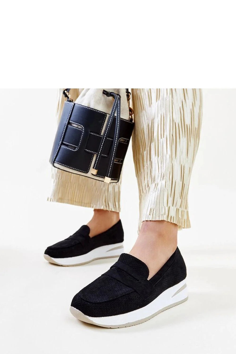 mocassin femme daim noir suédine texturée semelle plateforme blanche insert beige compensée confortable maintien slipon arrondi surpiqûres élégance casual chic