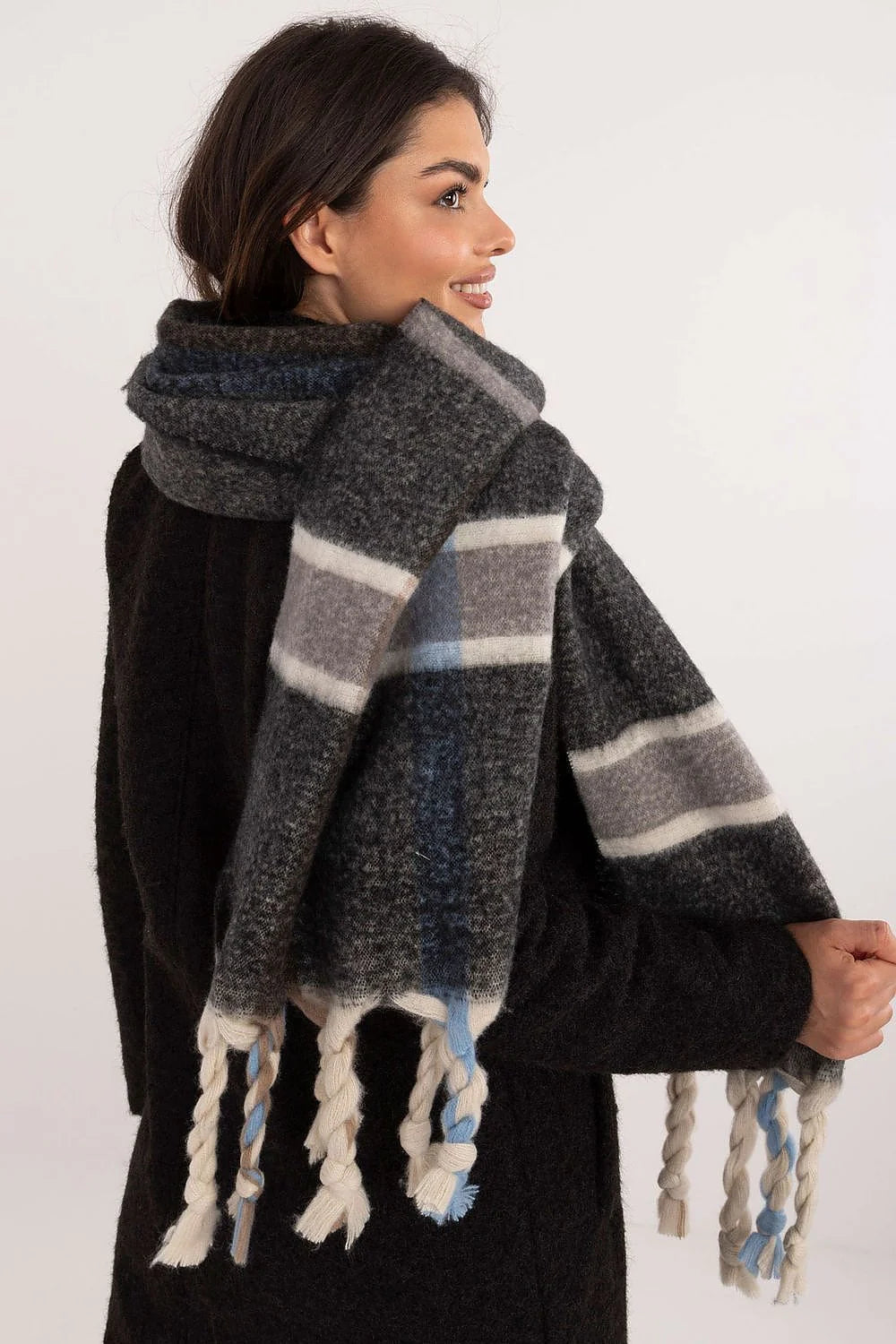 Écharpe femme élégante en laine douce motif carreaux gris noir blanc bleu clair franges torsadées ample rectangulaire hiver versatile