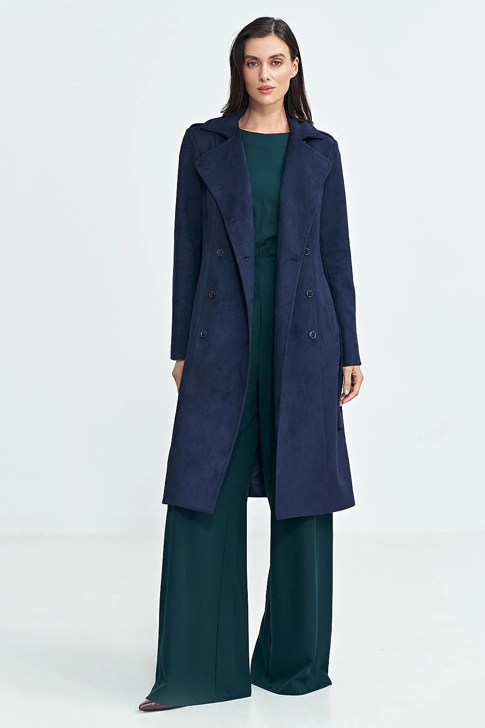 manteau trench femme bleu marine coupe ajustée ceinture nouée épaulettes structurées double boutonnage longueur mollets suédine doublure isolante poches latérales