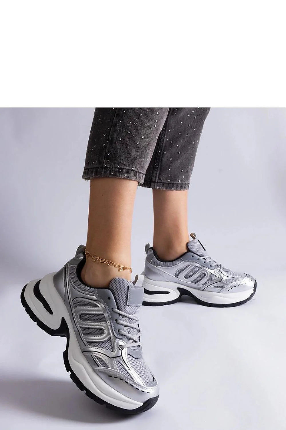 Baskets femmes futuristes modernes sportives style streetwear confort élégance couleur argentée intérieur mesh extérieur cuir design dynamique idéales pour entraînement quotidien