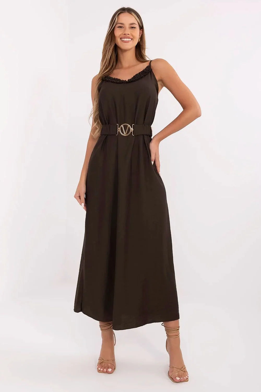 Robe de jour Italy Moda élégante couleur marron foncé col droit volants bretelles spaghetti ceinture dorée silhouette A-line longueur maxi femme
