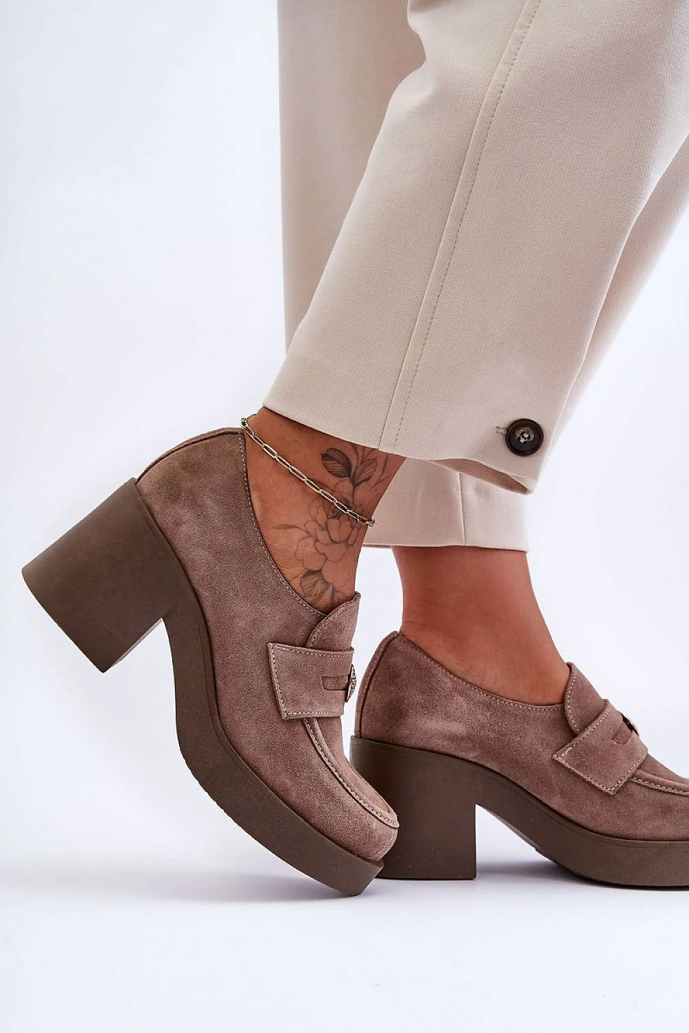 mocassins femmes talon bloc plateforme suède taupe bout arrondi semelle gomme épaisse bride frontale médaillon métallique doré coutures apparentes