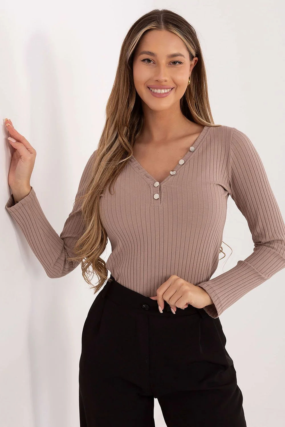 chemise femme côtelée taupe rosé encolure asymétrique boutons métalliques manches longues coupe ajustée coton élasthanne confortable polyvalente bureau