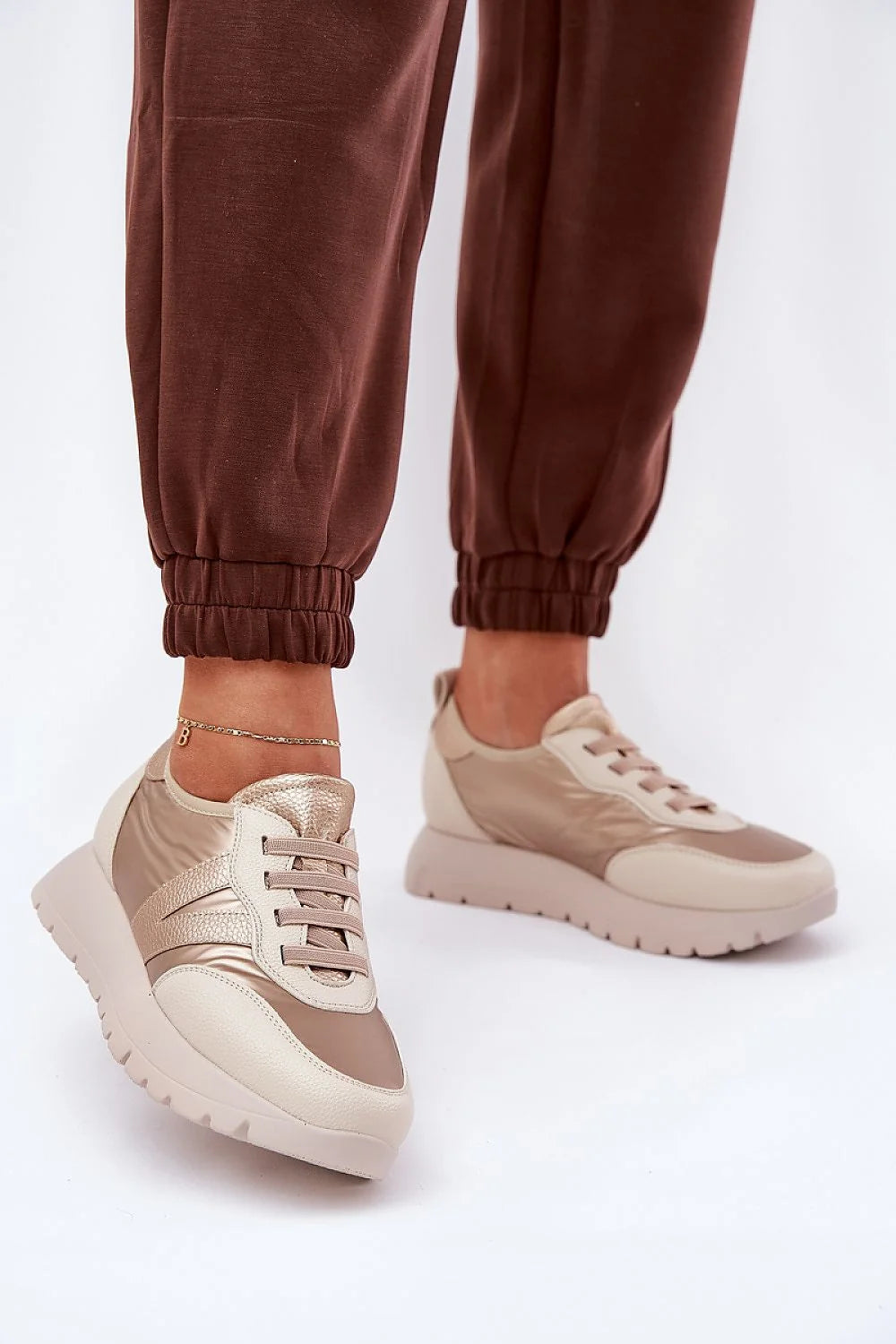 Baskets femmes design moderne élégant cuir synthétique textile beige doré lacets confortables occasion quotidienne