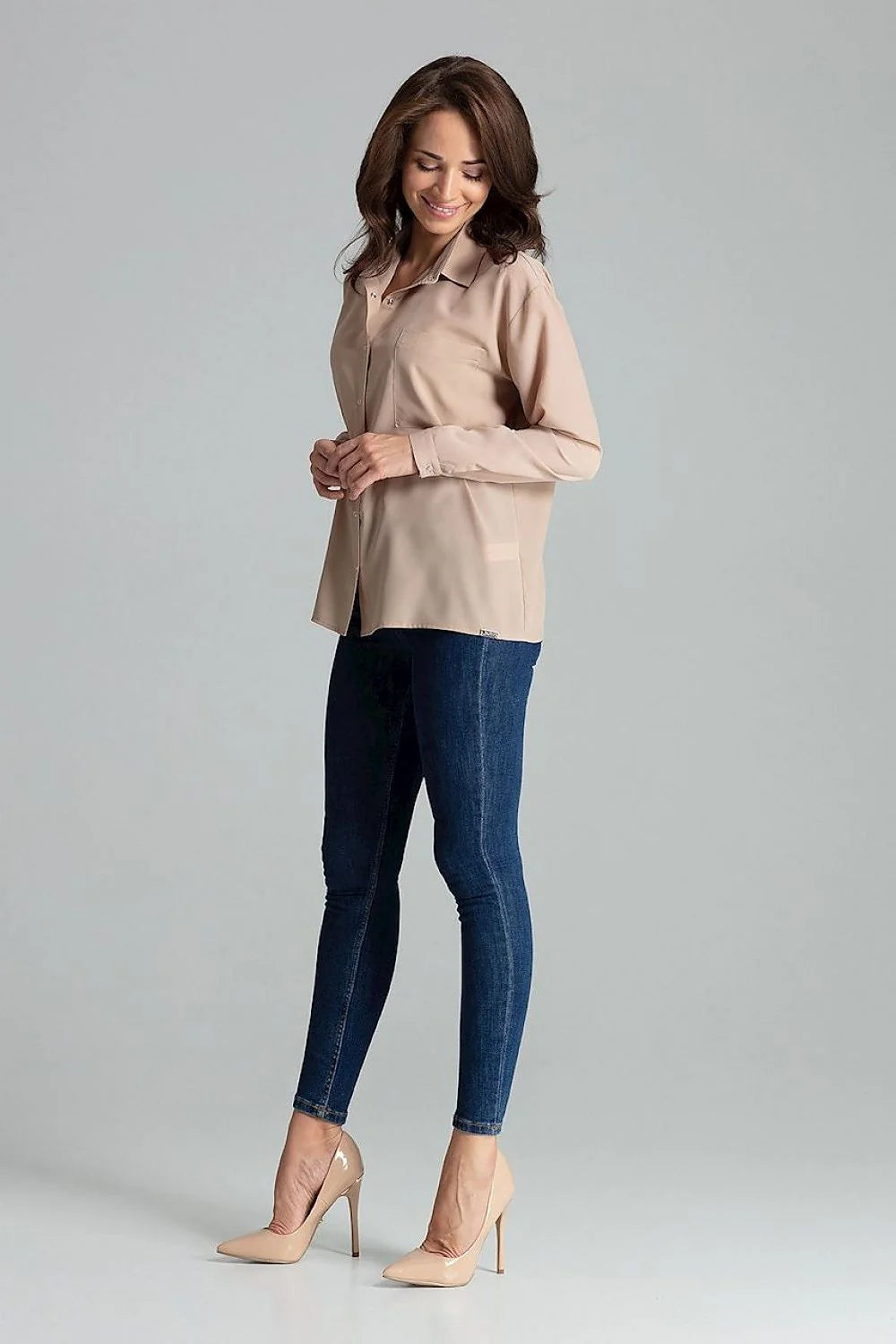Chemise élégante pour femme en tissu fluide beige manches longues style classique et polyvalent