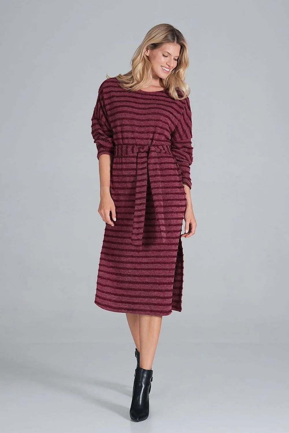 Robe tricot rayée grise élégante et décontractée avec ceinture pour un style chic quotidien
