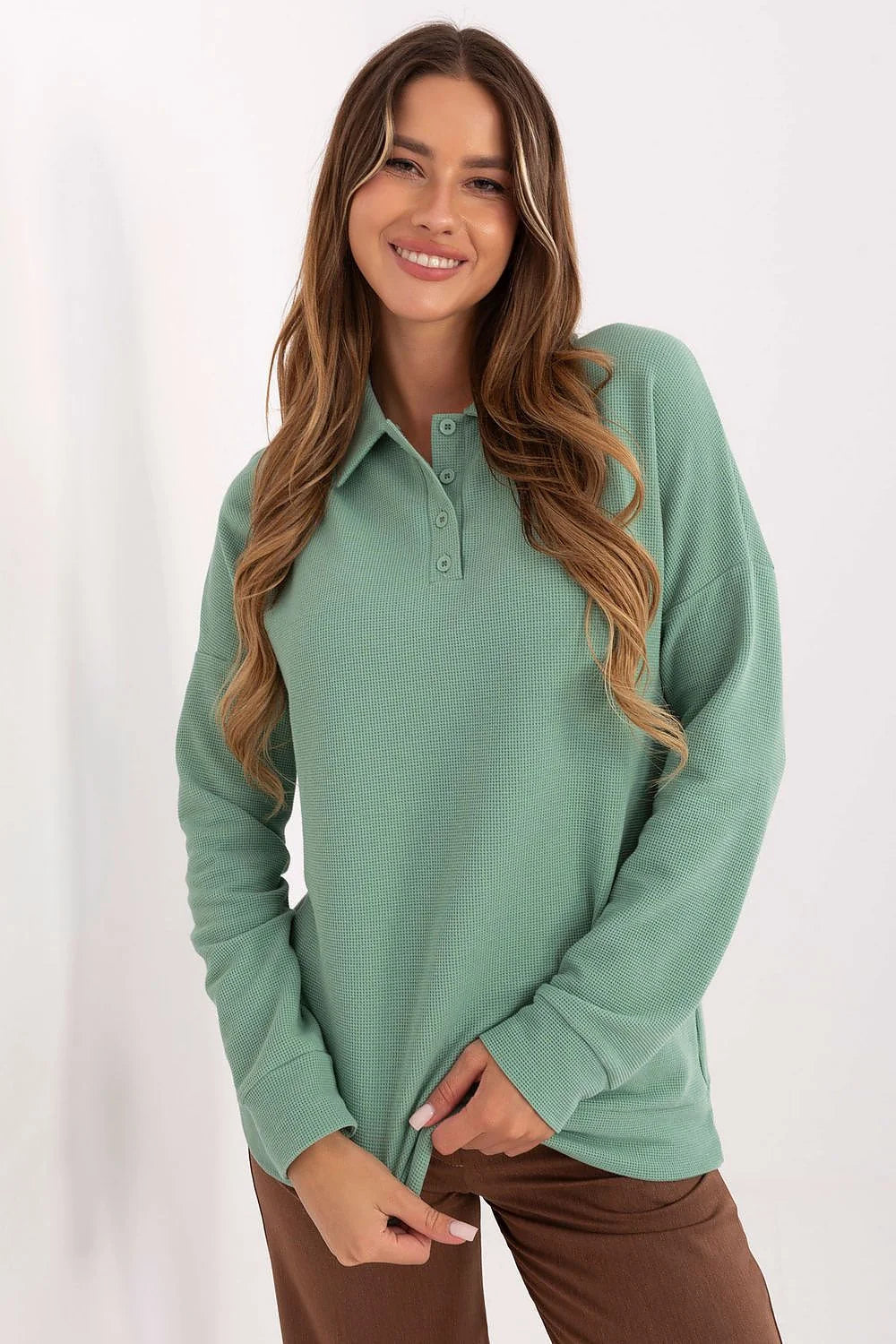 polo femme col chemise maille gaufrée vert sauge manches longues patte boutonnée trois boutons poignets côtelés