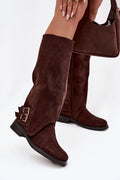 cuissardes suède écologique marron foncé slouchy bout arrondi talon bas empilé fermeture éclair intérieure sangles décoratives boucles dorées