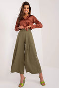 ensemble femme chemise satinée marron cuivré col classique manches longues boutonnée pantalon palazzo taille haute kaki olive plis marqués talons