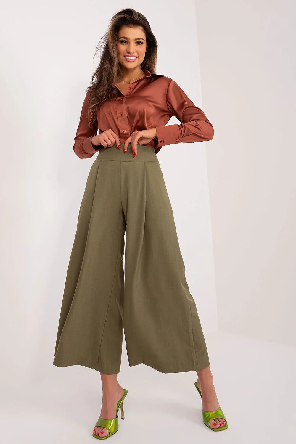 ensemble femme chemise satinée marron cuivré col classique manches longues boutonnée pantalon palazzo taille haute kaki olive plis marqués talons