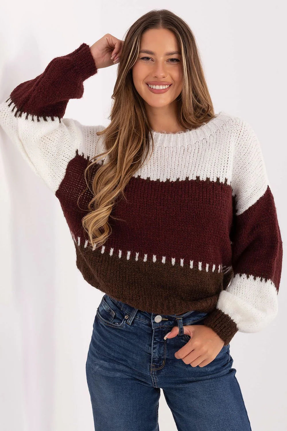 pull femme rayé tricolore blanc bordeaux marron oversize coupe courte col rond côtelé manches ballon longues