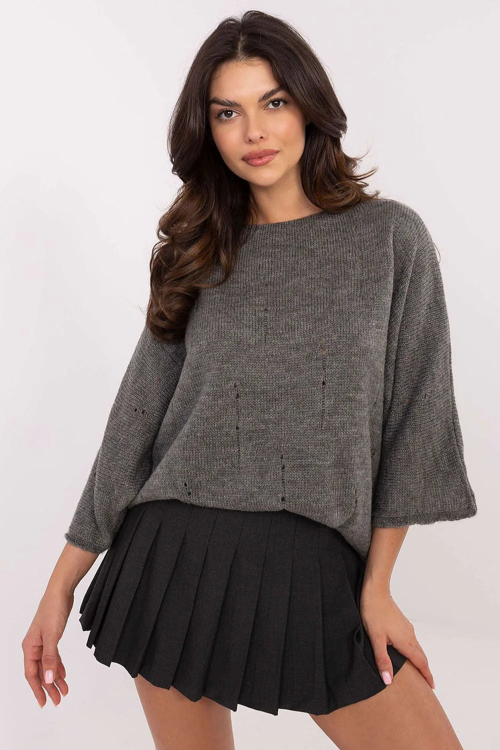 outfit casual femme sweater oversize gris chiné maille tricotée boxy manches troisquarts col rond ouvertures usures jupe plissée noire courte