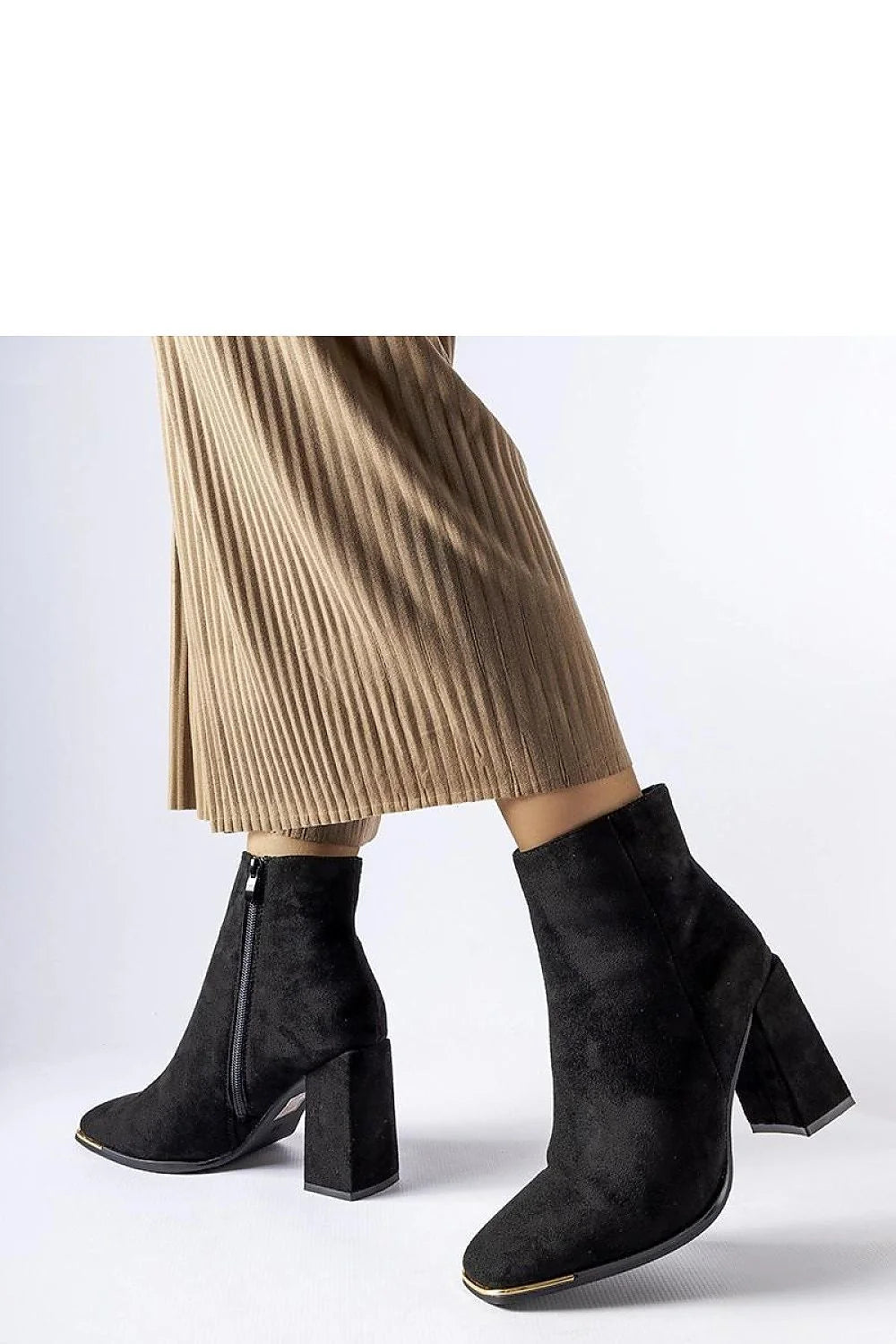 bottines suédine noires talons bloc hauts bouts carrés chevilles ajustées fermeture éclair latérale liseré doré stabilité confort sophistiquée élégante hiver