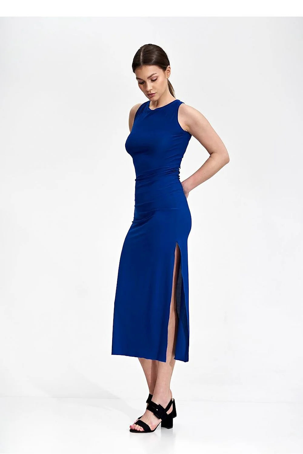 Robe de jour élégante pour femme en tissu stretch ajustée couleur bleu cobalt encolure profonde dos noué fente latérale sans manches