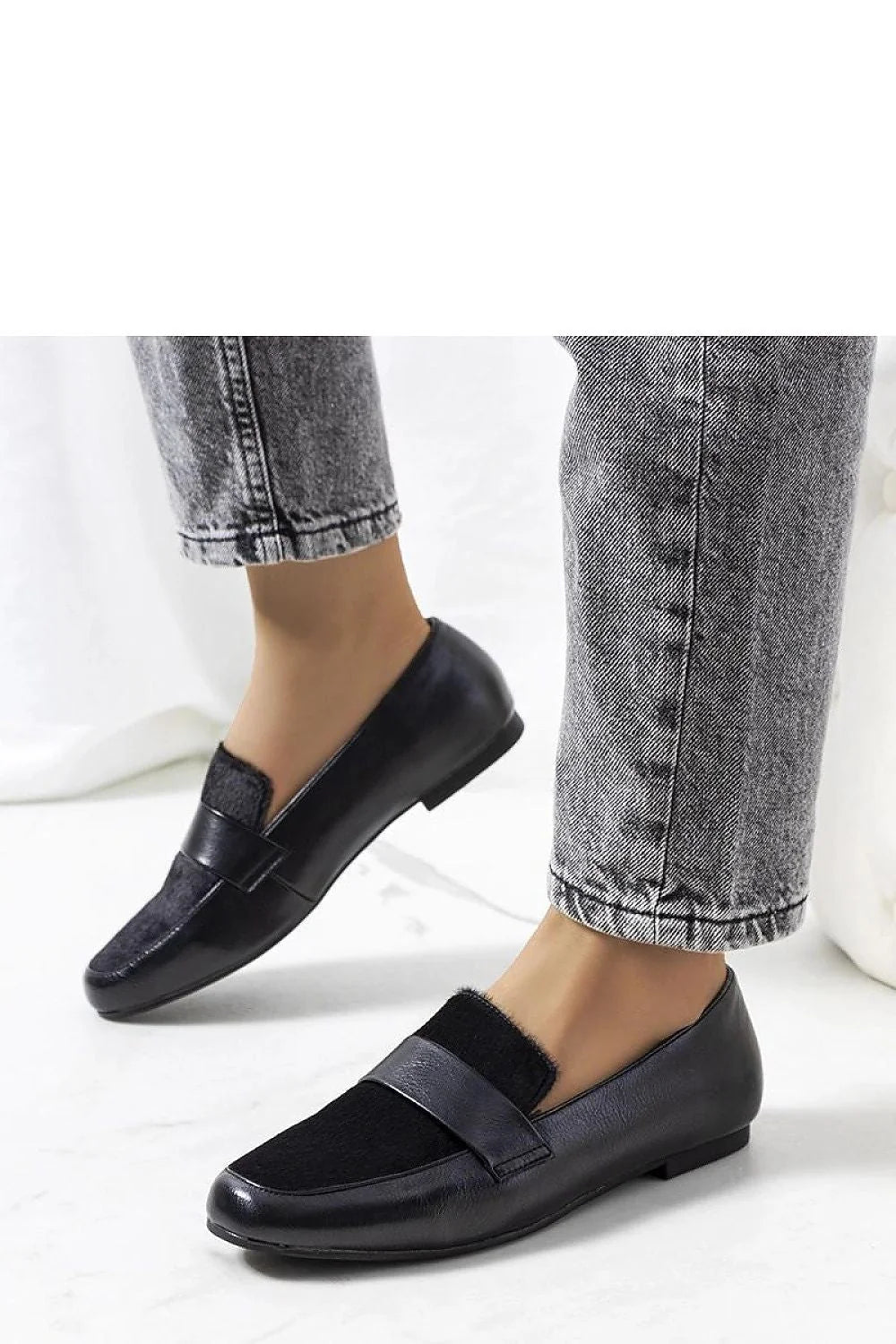 Mocassins élégants pour femmes en cuir noir, style classique, texture poilue, fermeture élastique, semelle caoutchouc, confort toute journée, usage quotidien, look intemporel