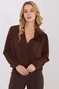 chemisier satin fluide chocolat col V manches longues bas élastique applique fleur grand ornement polyester viscose elasthanne élégant ample polyvalent
