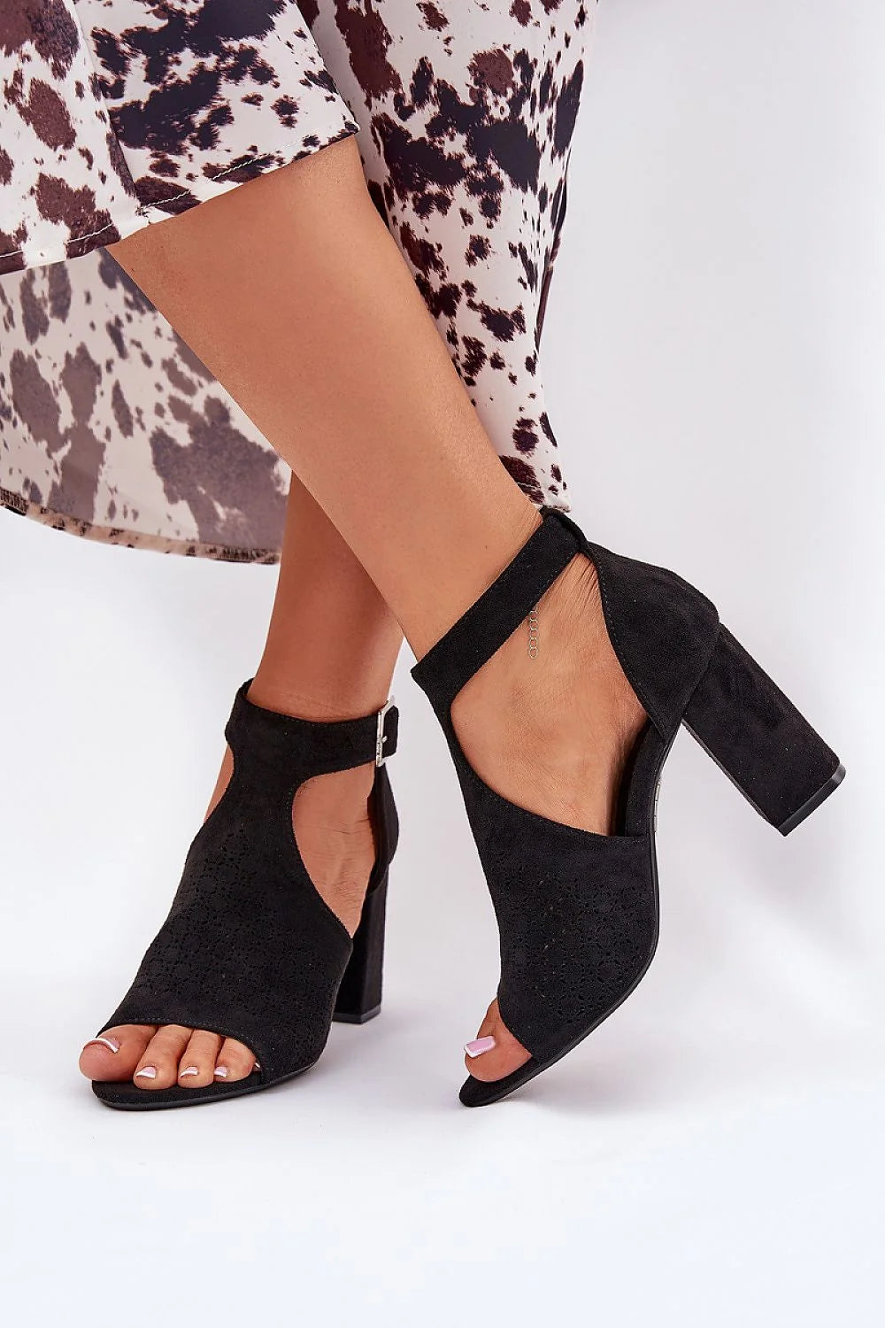 Sandales à talons_block élégantes pour femmes en suédine écologique, design moderne, confortable et durable, idéales pour soirées et quotidien