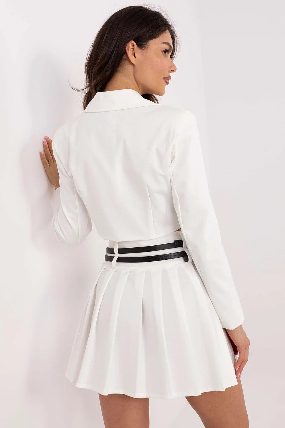 blazer femme élégant court manches longues croisé double boutonnage blanc polyester structuré revers crantés boutons noirs contrastants jupe plissée mini