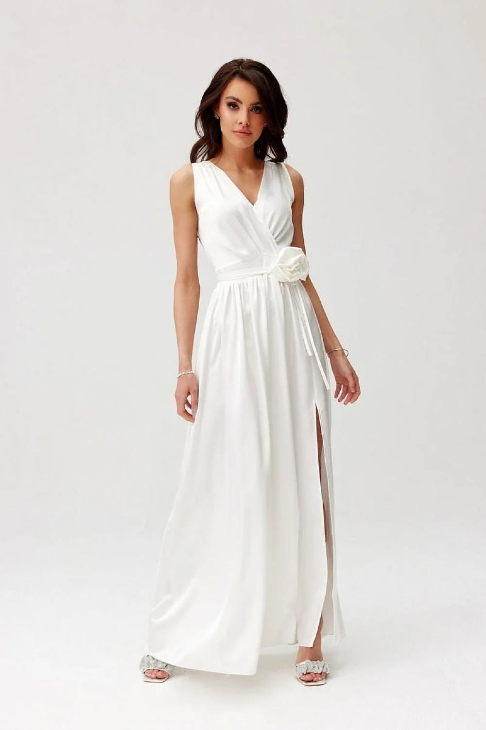 Robe de cocktail longue élégante sans manches en satin blanc fente haute détail floral dos nu soirée mariage