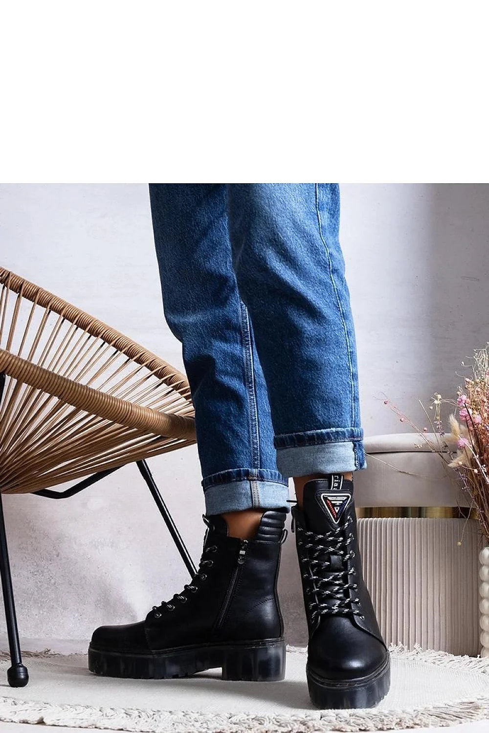 Bottines pour femmes design moderne robuste cuir noir lisse lacets contrastants semelle épaisse protectrice fermeture éclair latérale logo triangulaire