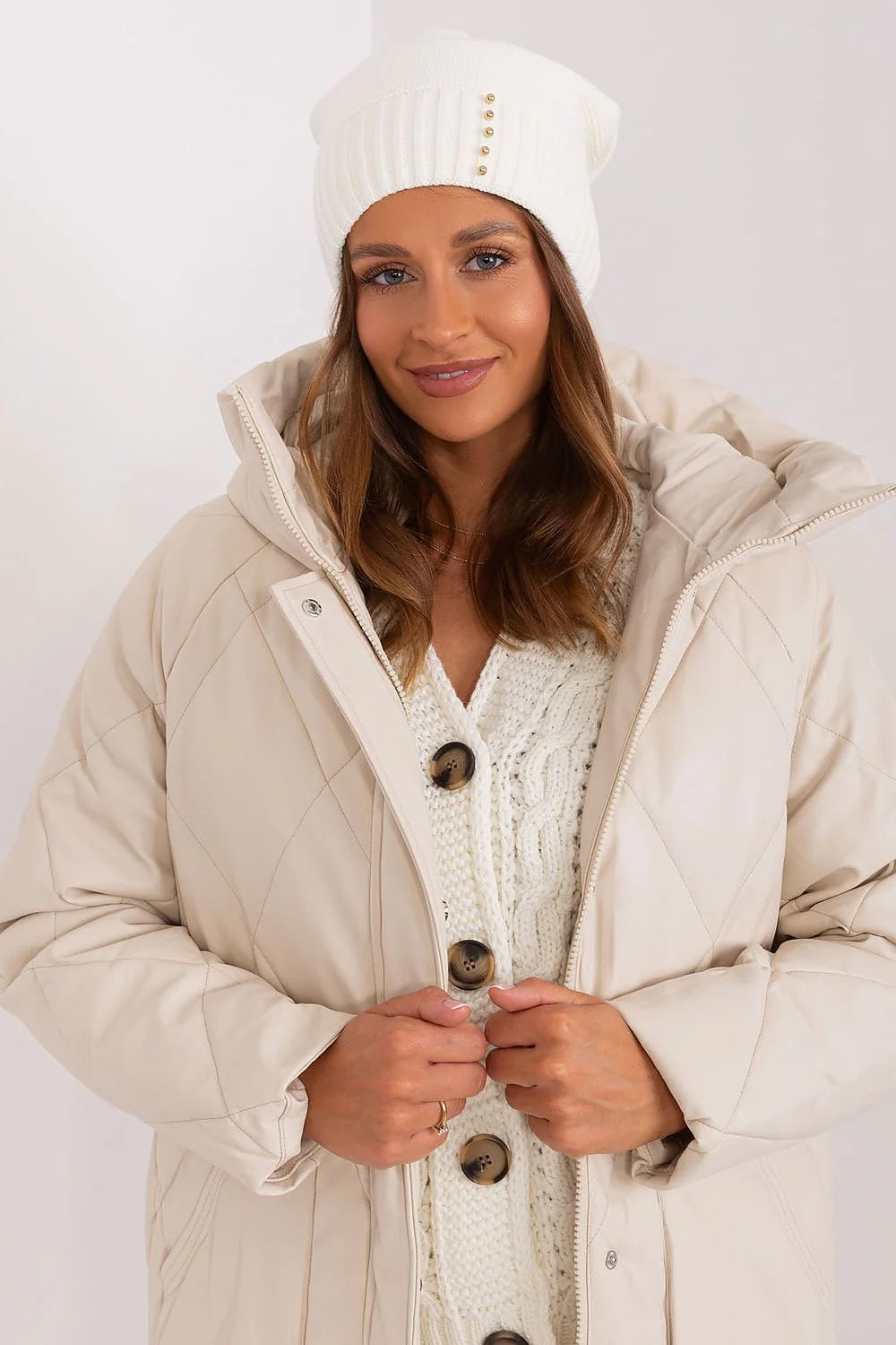 Bonnet d'hiver pour femme en laine et acrylique, design slouchy, perles dorées, couleur blanche, style moderne et élégant