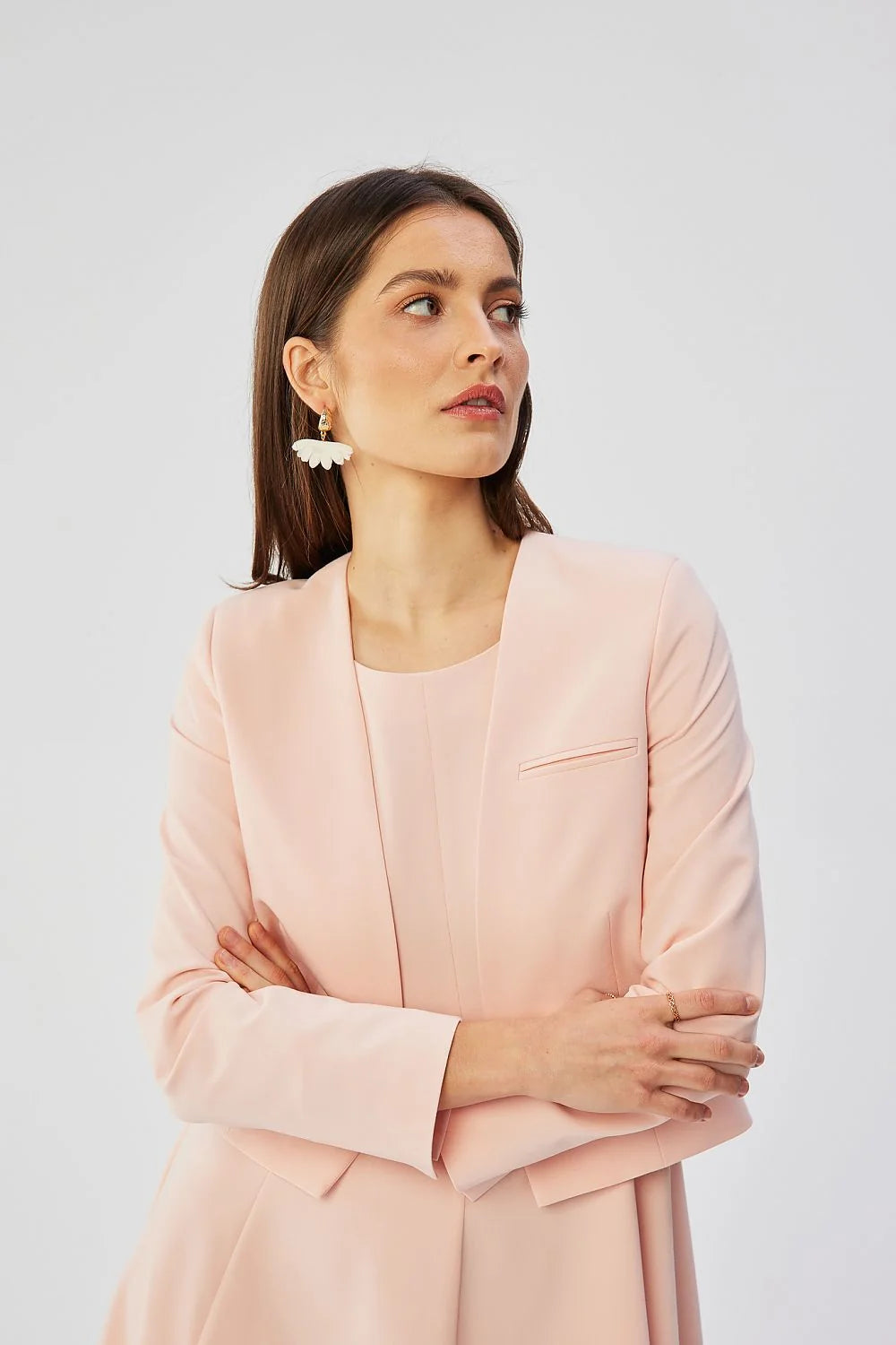 Veste courte féminine élégante en rose pâle sans col manches longues coupe ajustée tissu synthétique doublée occasion professionnelle femme
