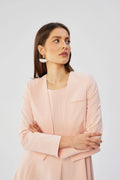 Veste courte féminine élégante en rose pâle sans col manches longues coupe ajustée tissu synthétique doublée occasion professionnelle femme