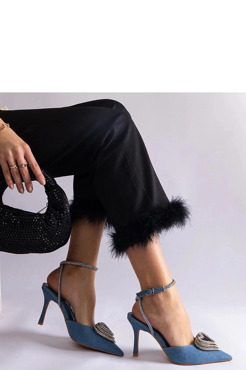 escarpins talons aiguilles bleu pâle daim pointus bride cheville strassée boucle bijou coeur cristaux élégance soirée mariage cérémonie glamour sophistiqués