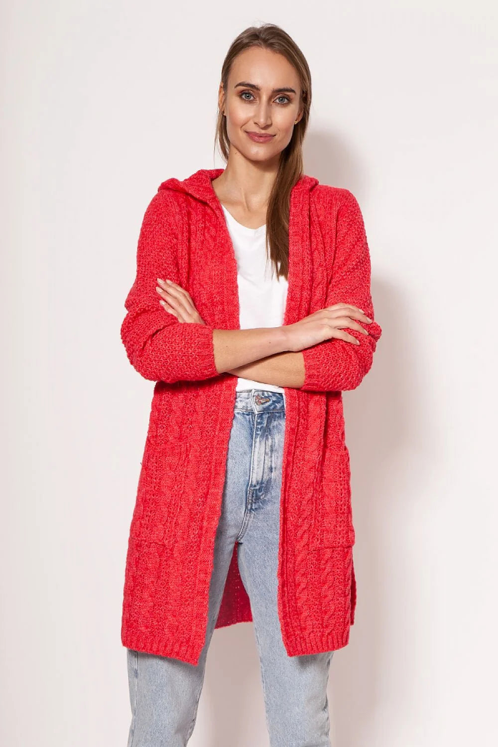 Cardigan pour femme en maille tricoté rouge vibrant, coupe ample, manches longues, capuche intégrée, deux poches, matériau mixte, confortable et élégant