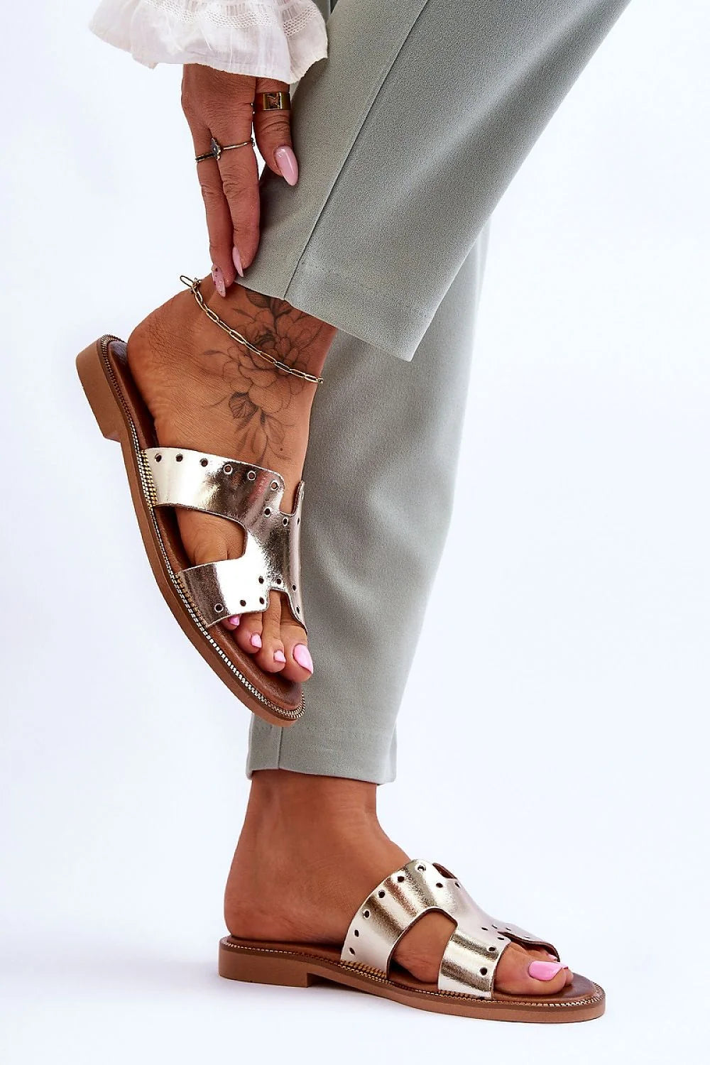 sandales dorées cuir métallisé femme mules plates élégantes modernes confortables rembourrées semelle marron bordure chaîne perforations découpes faciles quotidiennes estivales
