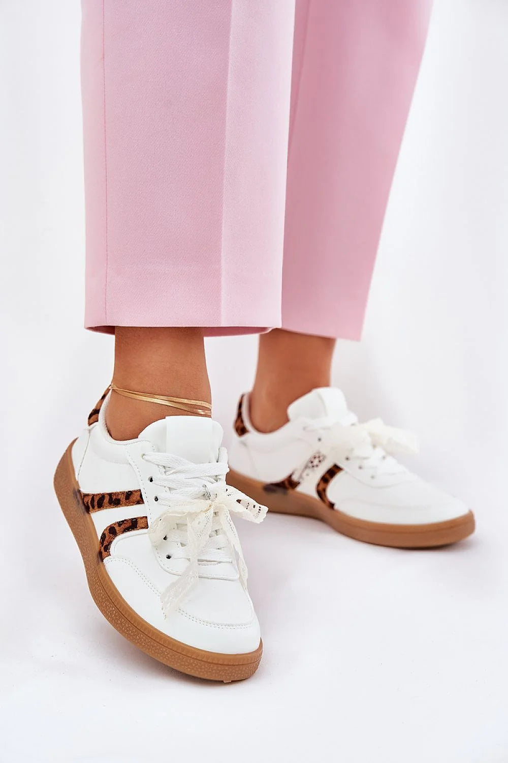 Chaussures de sport élégantes cuir artificiel motif léopard design moderne confortable femme tendance 2023