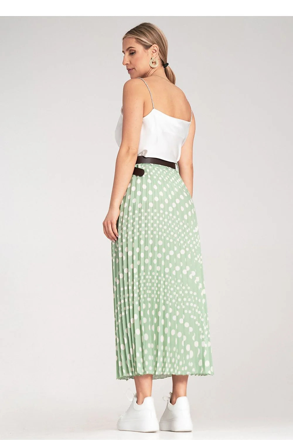Jupe midi plissée motif pois blancs taille haute ceinture marron haut simple col V bretelles fines ensemble mode féminin