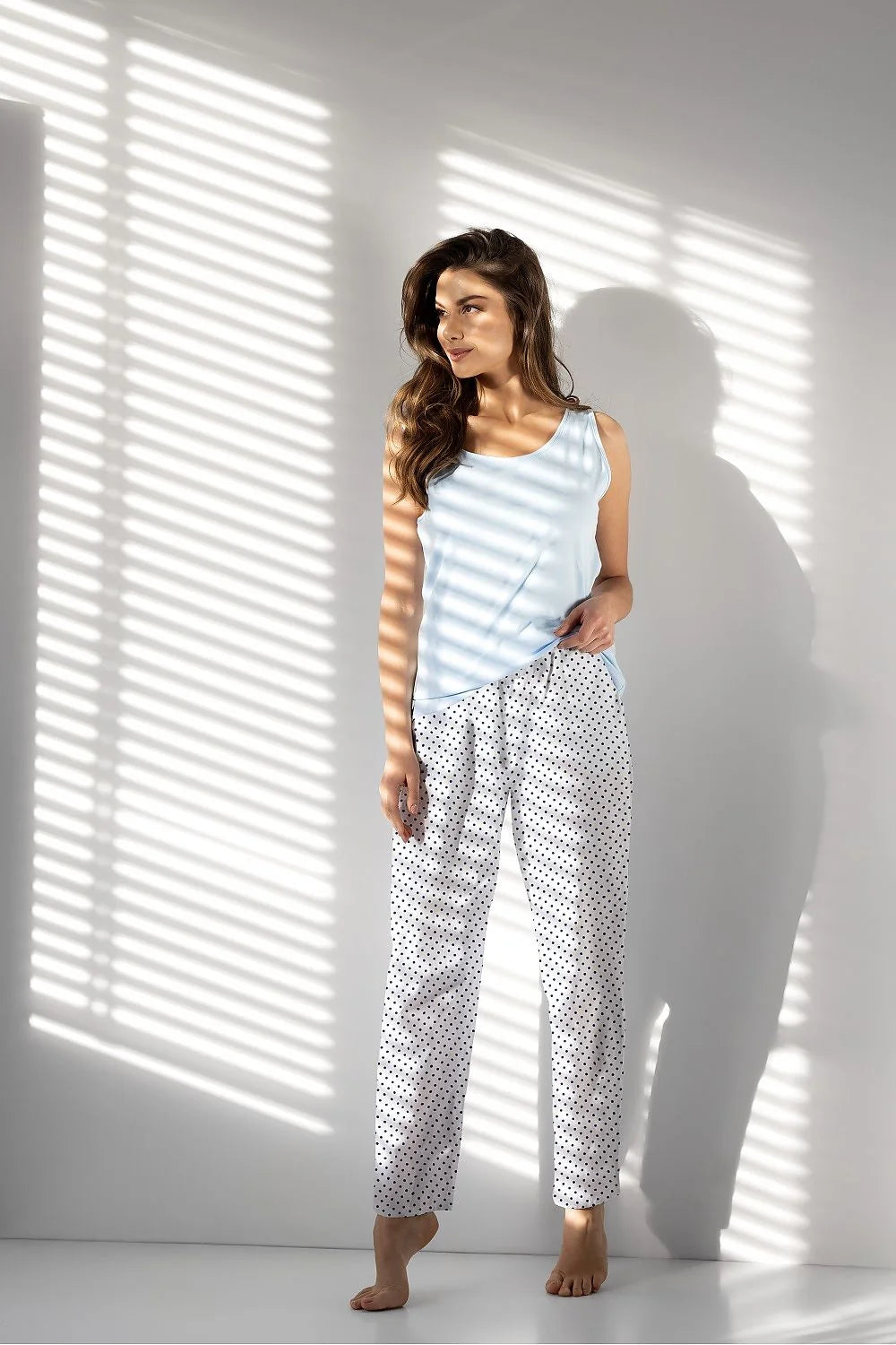 pyjama femme deux pièces coton OEKOTEX débardeur sans manches encolure bordée bleuciel pantalon taille élastique poches oversize cheville pois bleumarin