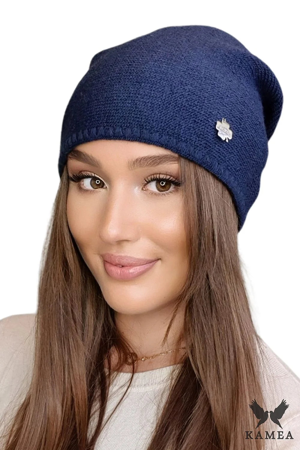 Bonnet femme moderne épuré bleu marine maille fine laine mélangée écusson métallique coupe ample slouchy confort thermorégulateur hypoallergénique