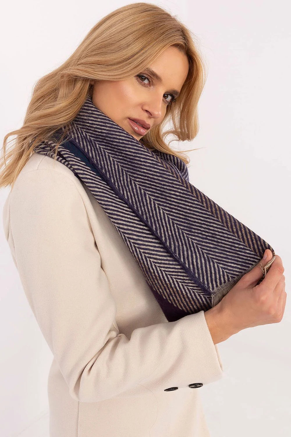 Écharpe d'hiver élégante pour femmes, motif chevrons, viscose douce, longueur 194 cm, franges, bleu marine et beige, style intemporel, pour tenues décontractées ou élégantes