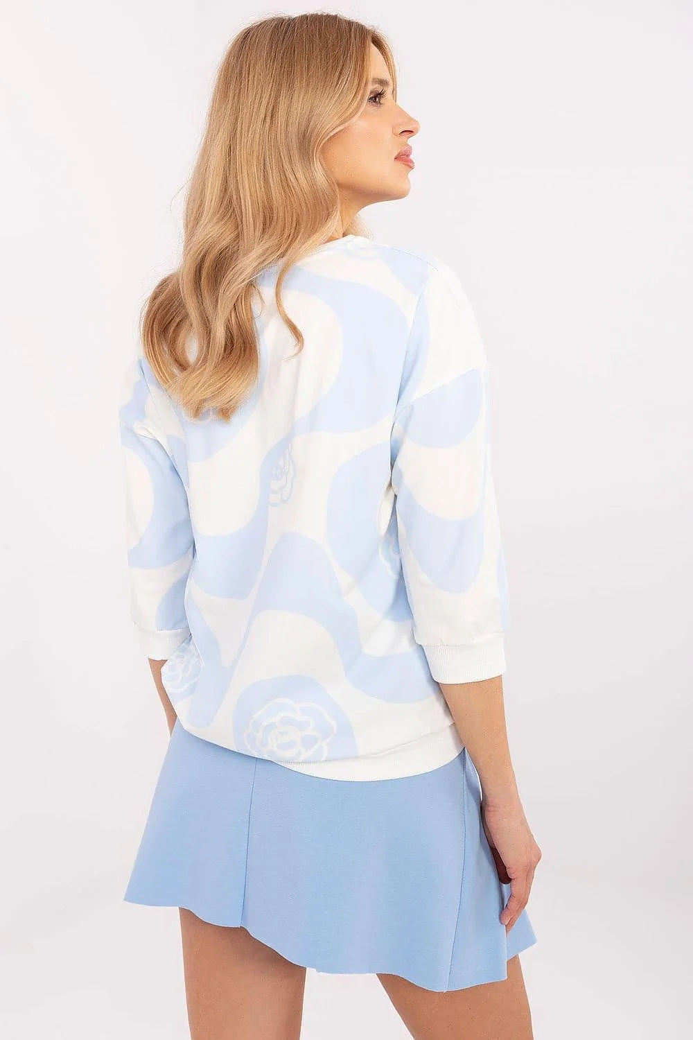 Chemisier Relevance en coton élasthanne manches 3/4 motif vagues bleu clair blanc jupe plissée bleu clair tenue moderne féminine décontractée