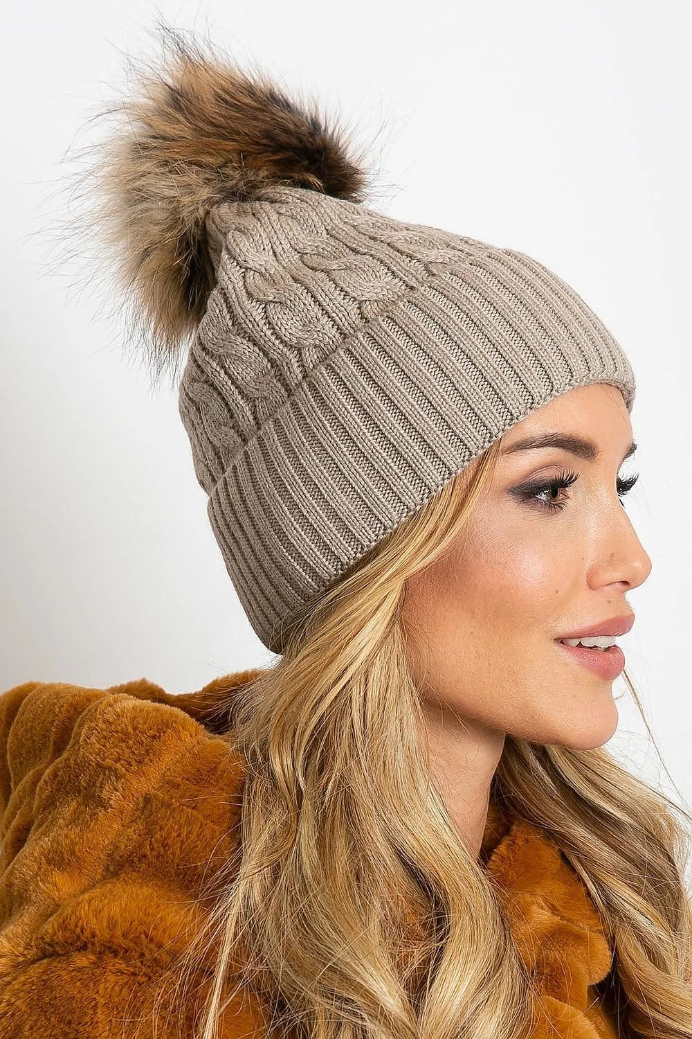 Bonnet tricot élégant pour femme texture côtelée beige doux pompon fourrure fausse matières luxueuses ajusté froid hiver