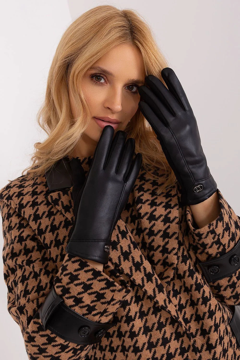 Gants élégants pour femmes en cuir noir avec détails métalliques et manchons style classique
