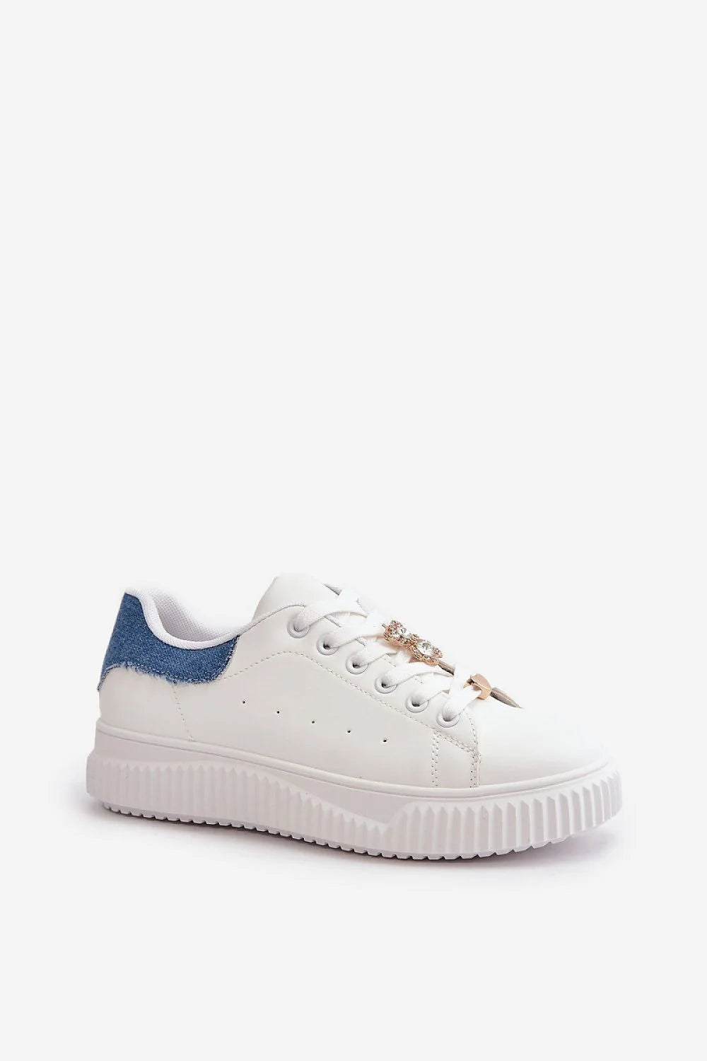 Baskets basses pour femmes style moderne épuré cuir synthétique blanc talons denim bleu lacets blancs semelle épaisse détails fleuris métalliques confort quotidien