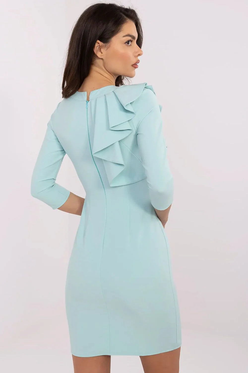 robe cocktail ajustée bleu pastel menthe manches troisquarts volant asymétrique épaule fourreau mi long tissu stretch coutures princesse