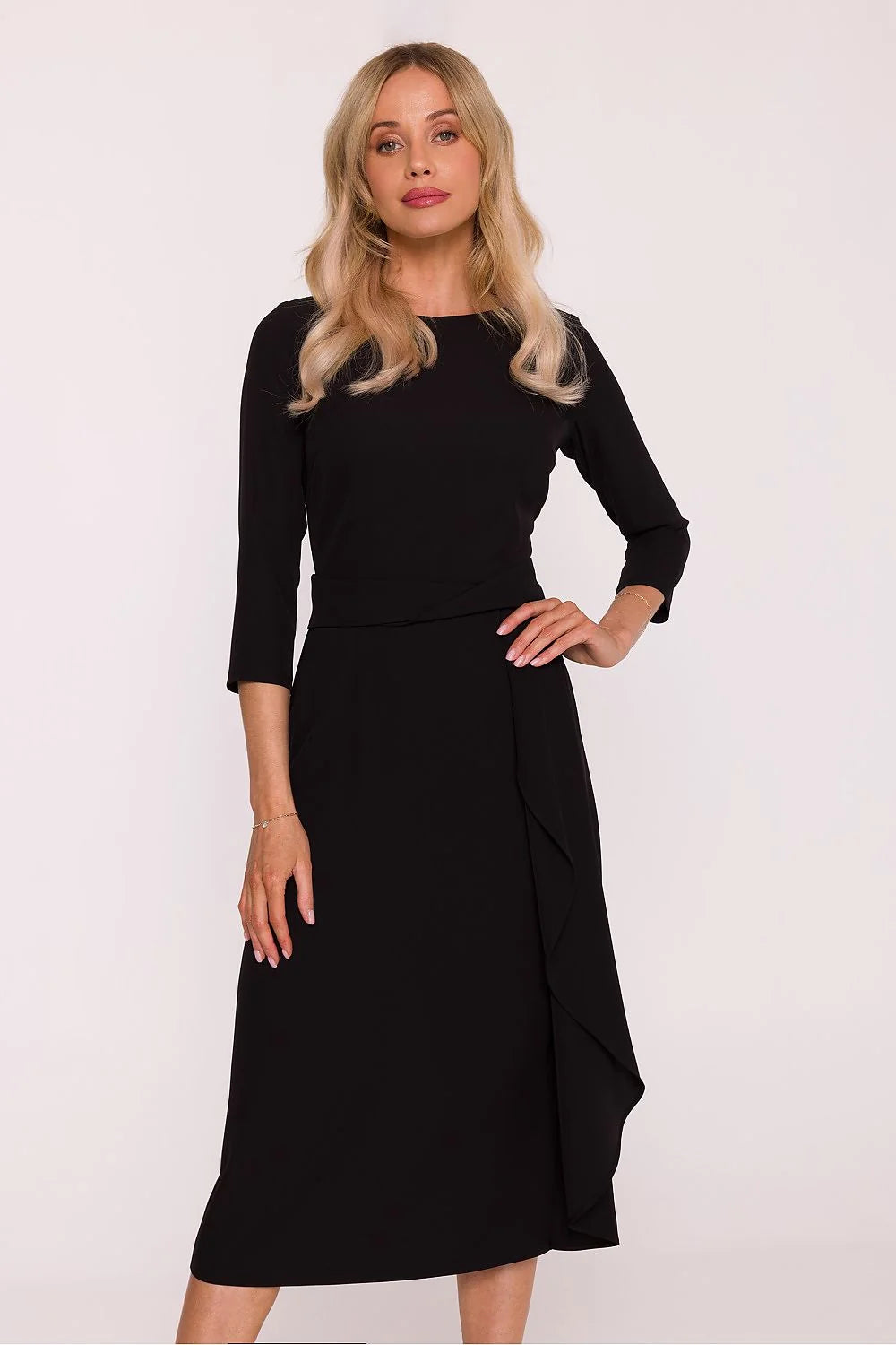 robe soirée cocktail volants midi noire coupe droite encolure ronde manches troisquarts corsage ajusté taille marquée découpe insert tissu lisse