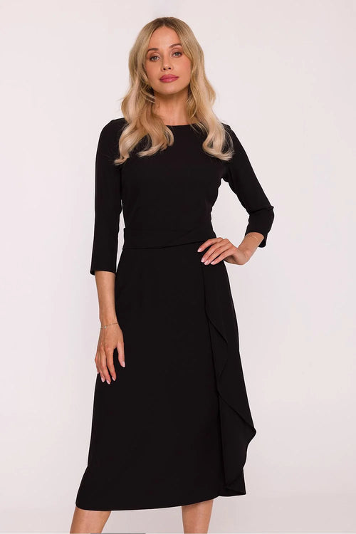 robe soirée cocktail volants midi noire coupe droite encolure ronde manches troisquarts corsage ajusté taille marquée découpe insert tissu lisse