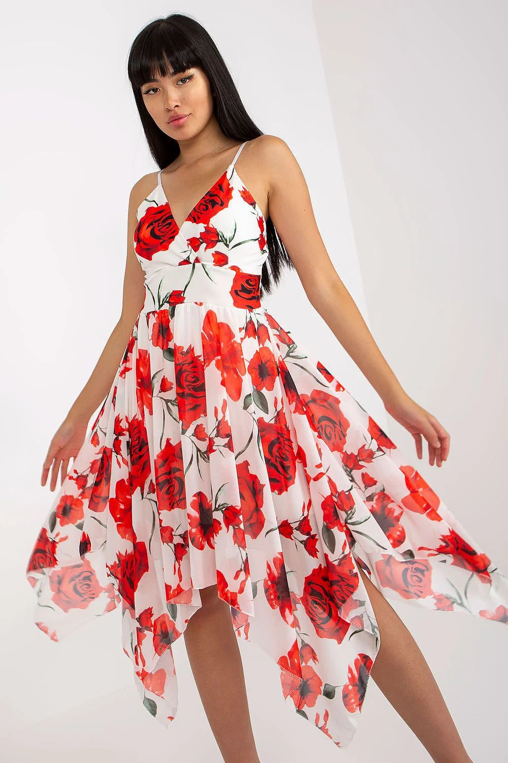 robe estivale bretelles réglables floral grandes roses rouges asymétrique évasée ourlet pointes décolleté V croisé cintrée mousseline doublée bohème