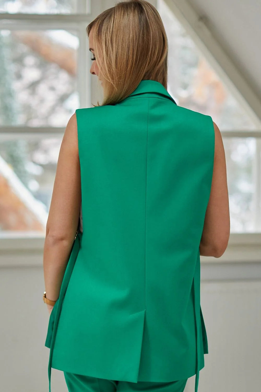 Gilet sans manches La Aurora col à revers vert vif style business-chic tissu polyester élasthanne viscose bouton doré coupe longue gilet vestiaire femme