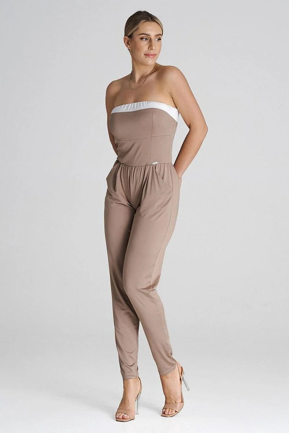 Combinaison moderne pour femmes sans bretelles beige taupe avec bande contrastante blanche, matériau élasthanne polyester, coupe ajustée taille élastique, jambes fuselées, poches latérales intégrées, style élégant et intemporel