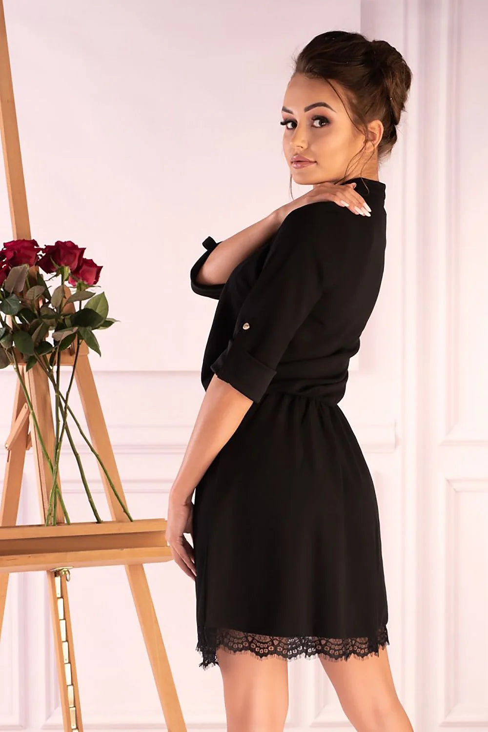 Merribel robe chemisier noire col mao manches troisquarts retroussées boutons nacrés taille élastique coupe cintrée ourlet dentelle fluide élégante polyvalente