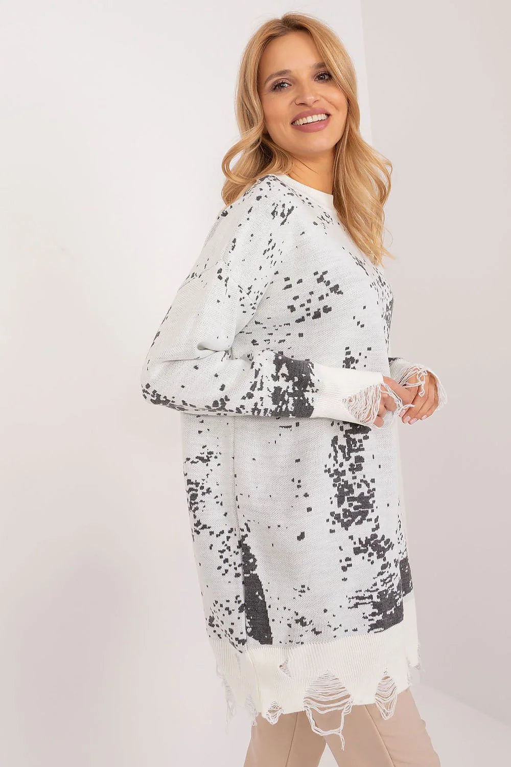 Pull pour femme oversize à motif abstrait noir et blanc en maille acrylique et laine, manches longues, col rond, finitions effilochées, style moderne et artistique