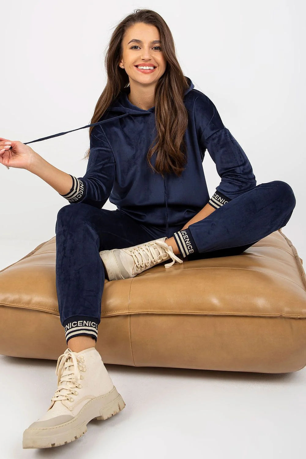 Ensemble détente pour femmes en velours noir manches longues capuche ajustée pantalon élasthanne viscose
