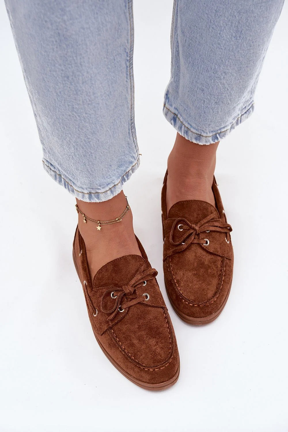 mocassins femme suédine cognac bateau silhouette basse bout arrondi surpiqûres laçage oeillets métalliques semelle gomme antidérapante intérieur légèrement rembourré confort